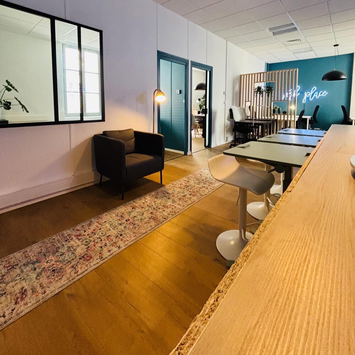 Espace coworking Narbonne poste de travail équipé avec fibre haut débit dès 15€ TTC par jour