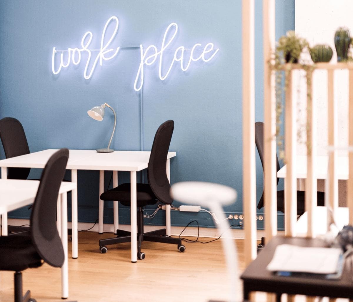 Espace de travail partagé Le Quai à Narbonne avec postes équipés fibre haut débit