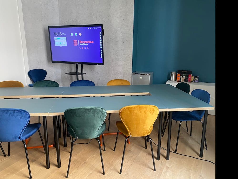 Salle de réunion équipée à Narbonne en hyper-centre, écran et tableau blanc