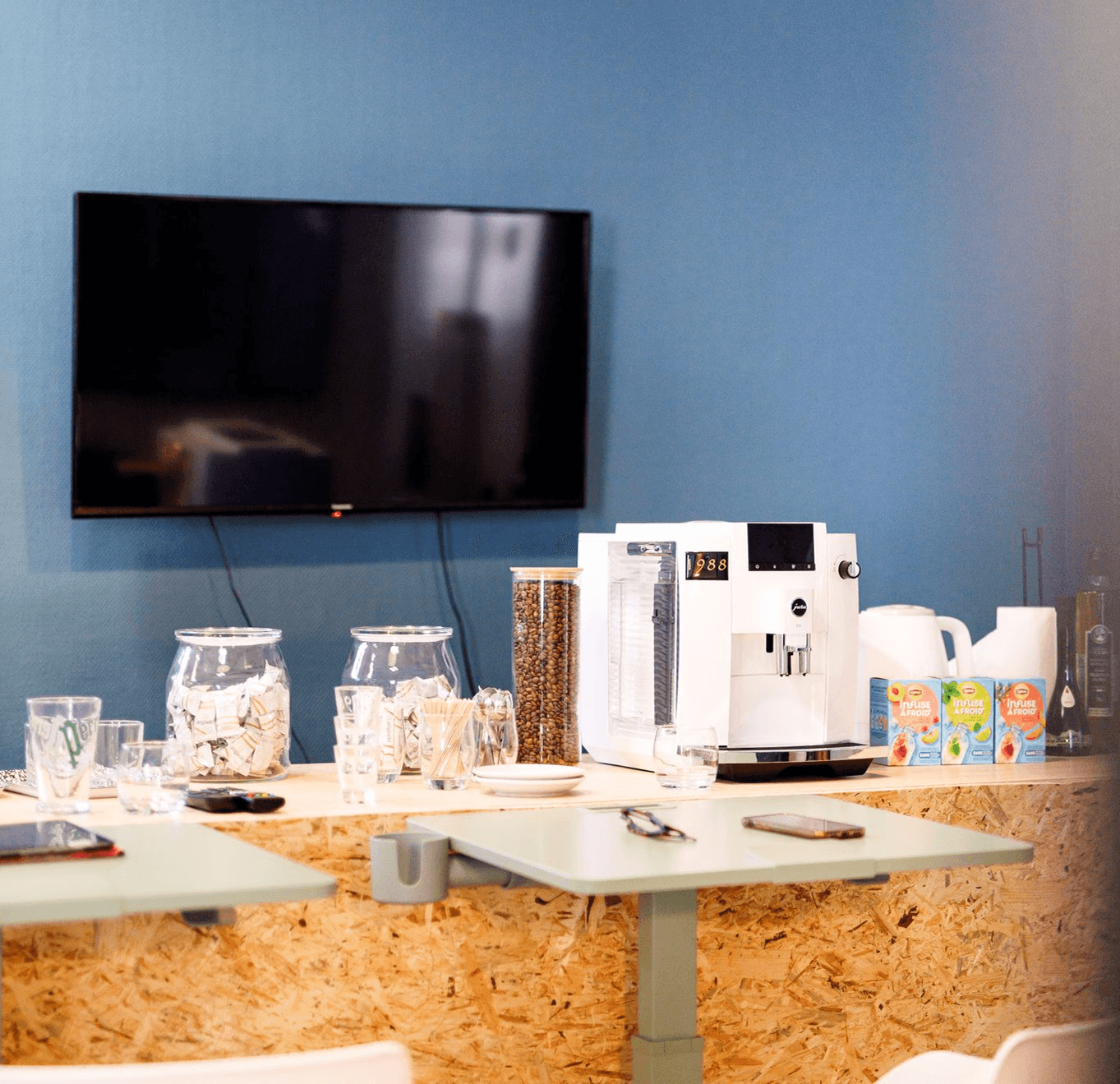 Cuisine équipée et espace café du coworking Les Barques Narbonne centre